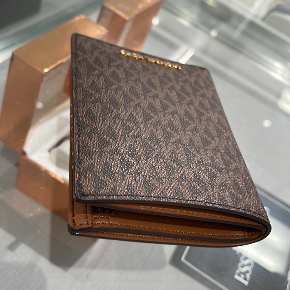 Michael Kors Jet Set Travel Passport Wallet
Brown Signature/Golden- NWT - Picture 8 of 16